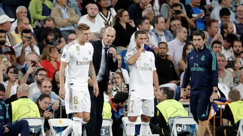 Zidane da instrucciones a Kroos y a Hazard en la banda del Bernabéu Zidane da instrucciones a Kroos y a Hazard en la banda del Bernabéu