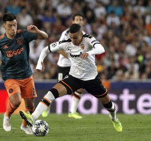 Lisandro Martínez y Rodrigo Moreno disputan un balón Lisandro Martínez y Rodrigo Moreno disputan un balón
