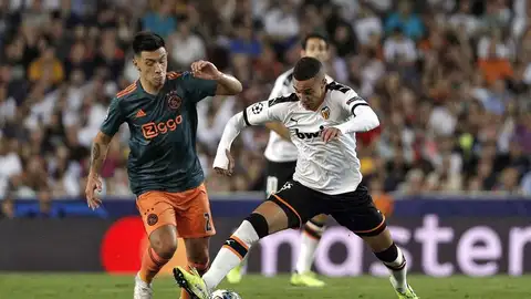 Lisandro Martínez y Rodrigo Moreno disputan un balón Lisandro Martínez y Rodrigo Moreno disputan un balón