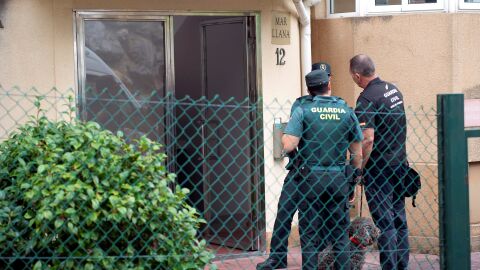 Agentes de la Guardia Civil junto a gu&iacute;as caninos, durante el registro efectuado este mi&eacute;rcoles en el piso de la mujer detenida en Castro Urdiales