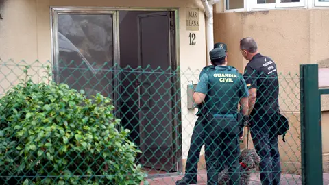 Agentes de la Guardia Civil junto a guías caninos, durante el registro efectuado este miércoles en el piso de la mujer detenida en Castro Urdiales Agentes de la Guardia Civil junto a guías caninos, durante el registro efectuado este miércoles en el piso de la mujer detenida en Castro Urdiales