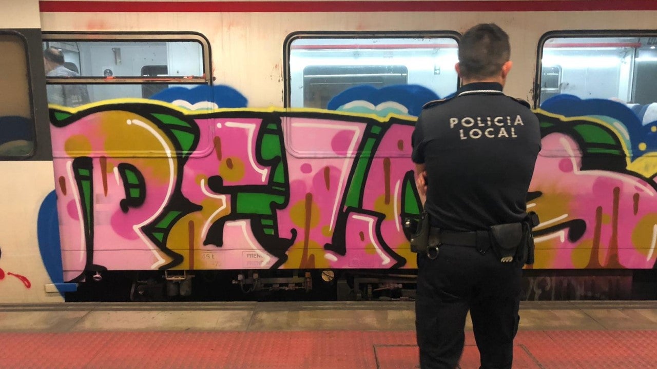 Los especialistas en grafística de la Policía Local de Elche colaboran en una investigación de la Guardia Civil para aclarar las pintadas en vagones de tren en Callosa de Segura Los especialistas en grafística de la Policía Local de Elche colaboran en una investigación de la Guardia Civil para aclarar las pintadas en vagones de tren en Callosa de Segura