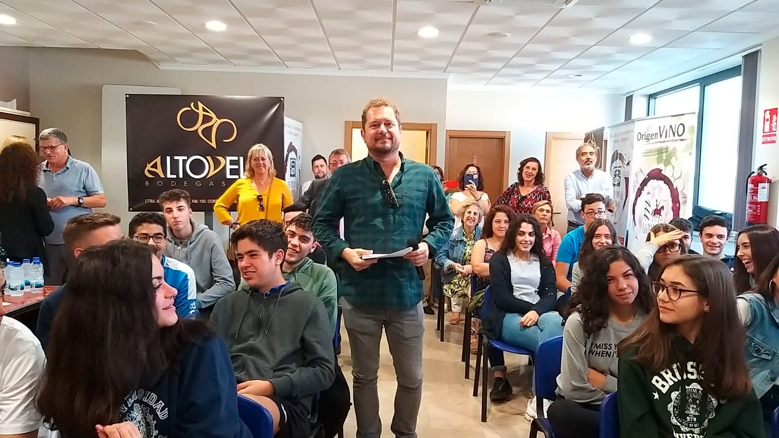 El Monaguillo: ¿Por qué van todos en chándal?" El Monaguillo: ¿Por qué van todos en chándal?"