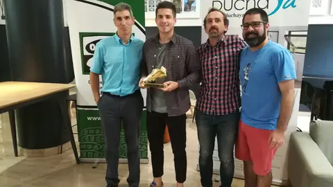 Premio Ducha Ya para Igor Zubeldia Premio Ducha Ya para Igor Zubeldia