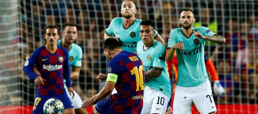 Leo Messi lanza una falta ante el Inter de Milán. Leo Messi lanza una falta ante el Inter de Milán.