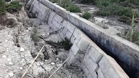 Canal de riego destrozado por la las lluvias de DANA de septiembre en Carrizales. Canal de riego destrozado por la las lluvias de DANA de septiembre en Carrizales.