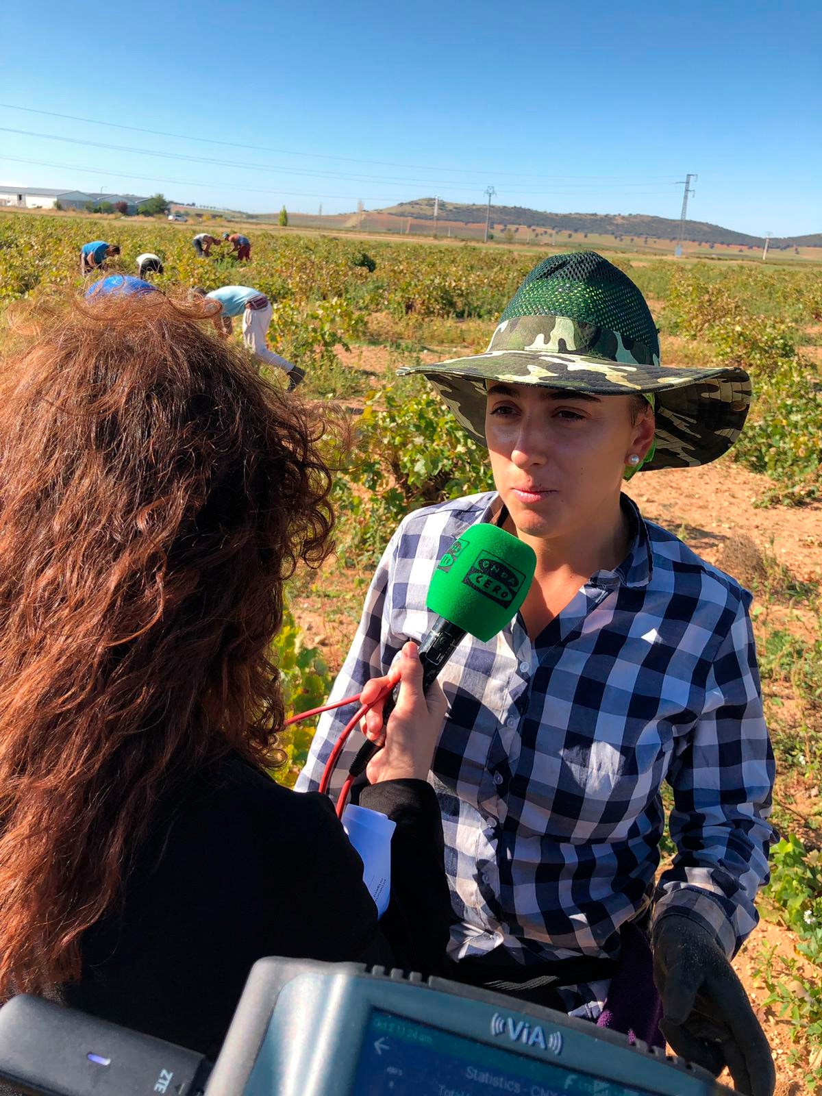 Los vendimiadores de Corral de Almaguer nos explican su trabajo para lograr un "vino prácticamente ecológico" Los vendimiadores de Corral de Almaguer nos explican su trabajo para lograr un "vino prácticamente ecológico"