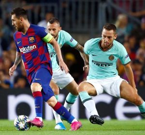 Messi, rodeado por jugadores interistas durante toda la noche. Messi, rodeado por jugadores interistas durante toda la noche.