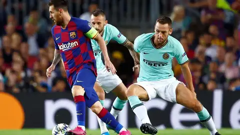 Messi, rodeado por jugadores interistas durante toda la noche. Messi, rodeado por jugadores interistas durante toda la noche.