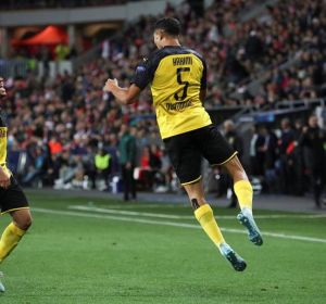 Achraf celebra su gol en Praga. Achraf celebra su gol en Praga.