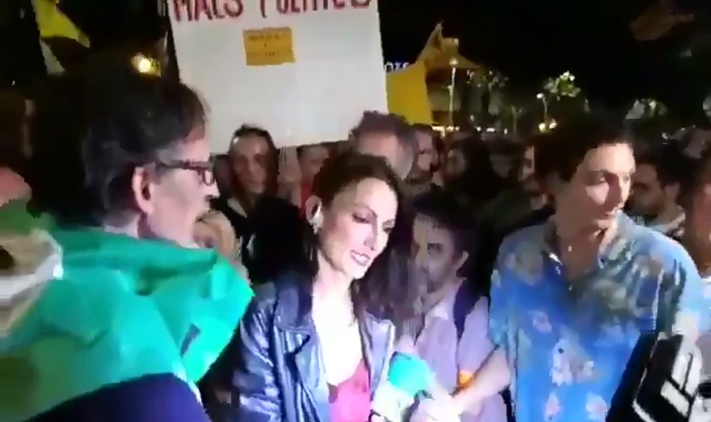 Agreden a una periodista durante la manifestación por el 1-O en Cataluña Agreden a una periodista durante la manifestación por el 1-O en Cataluña