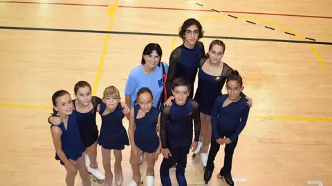 Los ocho representantes del Club Patinaje Elche en la I Copa del Mundo, junto a la entrenadora Sveta Barkun. PATINAJE