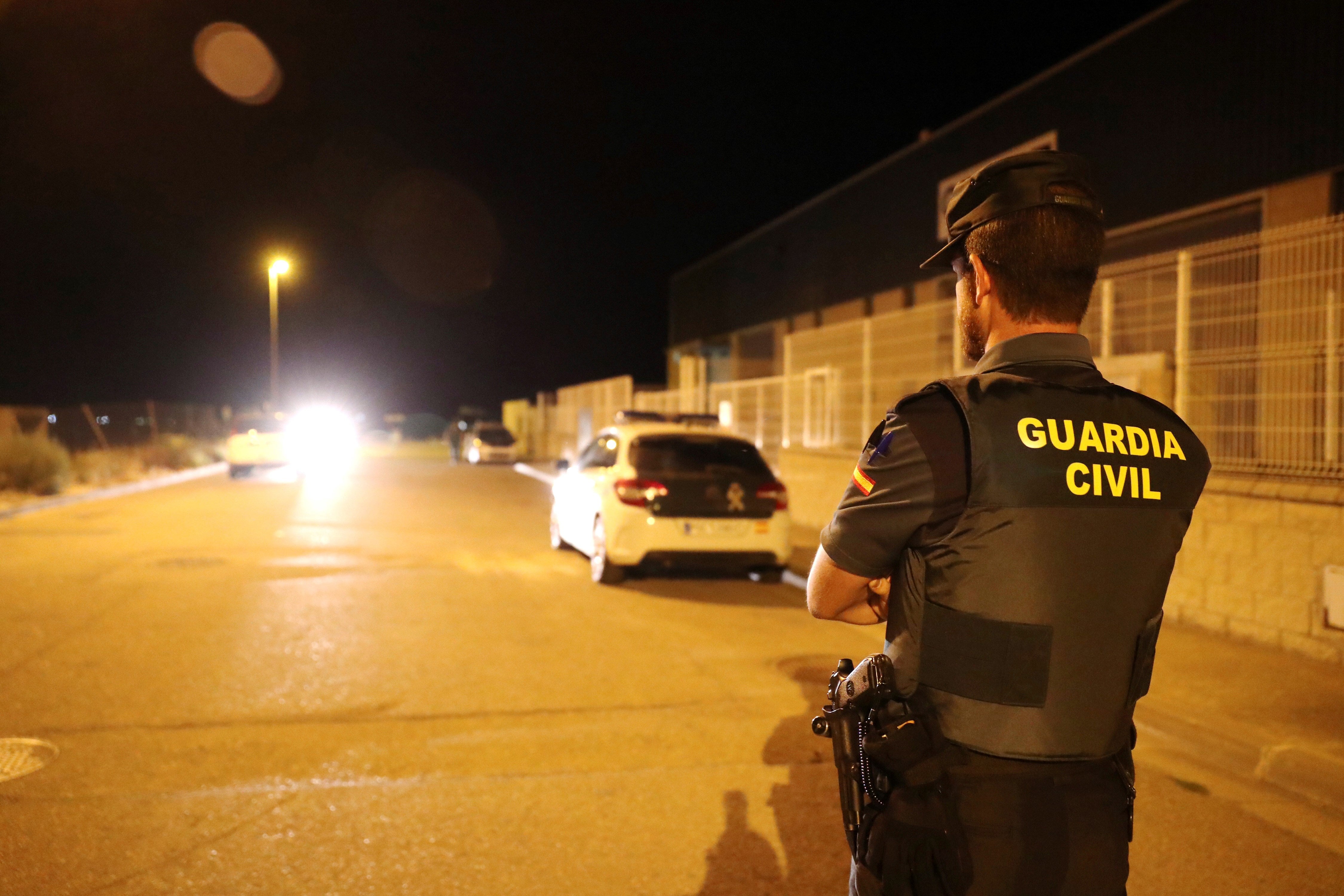 La Guardia Civil detiene a dos personas en Zaragoza por el asesinato de un hombre que acudió a una cita sexual falsa La Guardia Civil detiene a dos personas en Zaragoza por el asesinato de un hombre que acudió a una cita sexual falsa