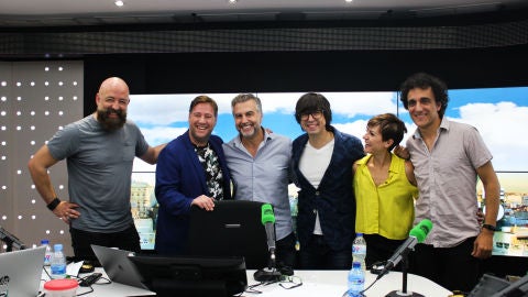 Carlos Alsina junto al elenco de humoristas de M&aacute;s de uno