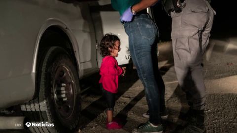 Ni&ntilde;a llorando en la frontera, foto ganadora del World Press Photo