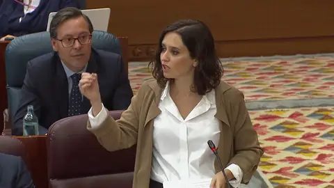 Ayuso llama a Errejón 'diputado black' por ser "alérgico al trabajo" Ayuso llama a Errejón 'diputado black' por ser "alérgico al trabajo"