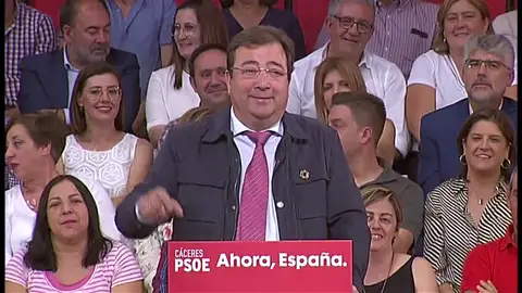 Guillermo Fernández Vara pide el voto para Felipe González en un mitín de Pedro Sánchez Guillermo Fernández Vara pide el voto para Felipe González en un mitín de Pedro Sánchez