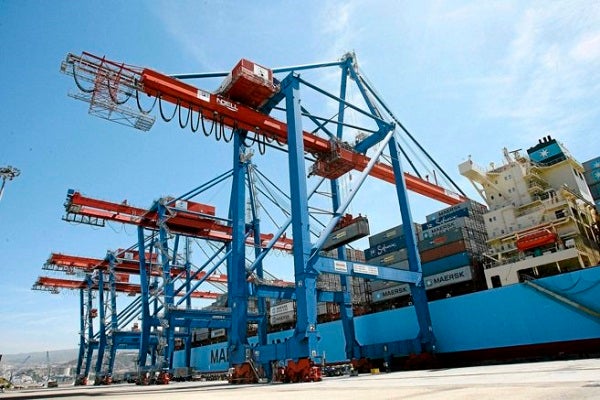 El Puerto de València recupera su actividad al 40% y espera llegar al 50 este martes El Puerto de València recupera su actividad al 40% y espera llegar al 50 este martes