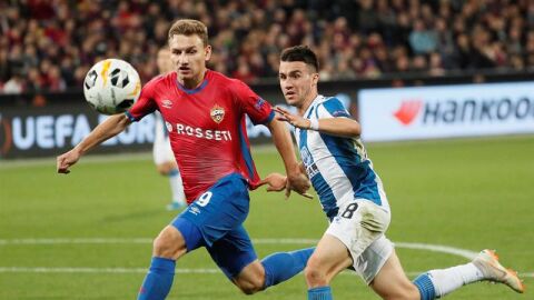 Iturraspe pelea un bal&oacute;n con jugador del CSKA