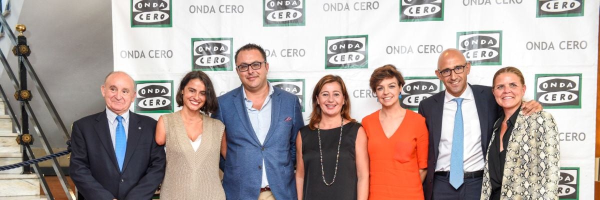 La Presidenta del Govern, Francina Armengol, junto a Juan Carlos Enrique, Director de Atresmedia Radio en Baleares, y algunas de las ponentes y colaboradores que participaron en "Foro Talento", como Cristina Villanueva o Lary León. La Presidenta del Govern, Francina Armengol, junto a Juan Carlos Enrique, Director de Atresmedia Radio en Baleares, y algunas de las ponentes y colaboradores que participaron en "Foro Talento", como Cristina Villanueva o Lary León.
