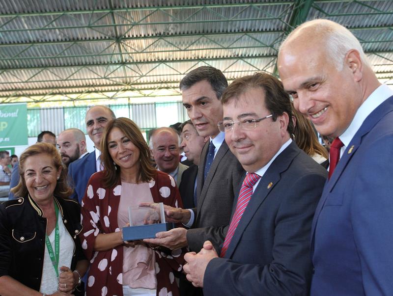 Sánchez confunde el jamón ibérico con el serrano ante los ganaderos extremeños Sánchez confunde el jamón ibérico con el serrano ante los ganaderos extremeños