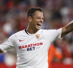 Chicharito, celebrando su gol ante el Apoel en el Ramón Sánchez Pizjuán. Chicharito, celebrando su gol ante el Apoel en el Ramón Sánchez Pizjuán.