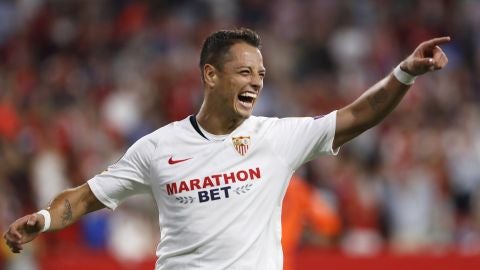 Chicharito, celebrando su gol ante el Apoel en el Ram&oacute;n S&aacute;nchez Pizju&aacute;n. 