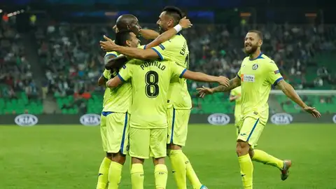 Los jugadores del Getafe celebran un gol de Ángel Los jugadores del Getafe celebran un gol de Ángel