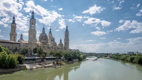 El Ebro a su paso por la Catedral-Bas&iacute;lica de Nuestra Se&ntilde;ora del Pilar