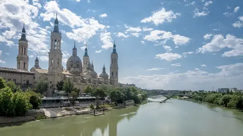 El Ebro a su paso por la Catedral-Basílica de Nuestra Señora del Pilar El Ebro a su paso por la Catedral-Basílica de Nuestra Señora del Pilar
