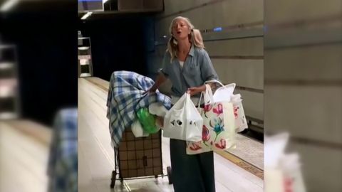 Emily Zamourka, una mujer sin hogar que cantaba &oacute;pera en el metro de Los &Aacute;ngeles