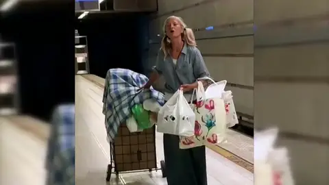 Emily Zamourka, una mujer sin hogar que cantaba ópera en el metro de Los Ángeles Emily Zamourka, una mujer sin hogar que cantaba ópera en el metro de Los Ángeles