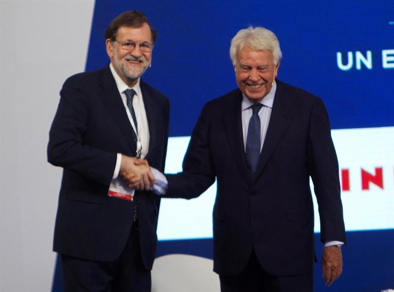 Felipe González y Rajoy avalan pactos entre PSOE y PP pero discrepan sobre una gran coalición Felipe González y Rajoy avalan pactos entre PSOE y PP pero discrepan sobre una gran coalición