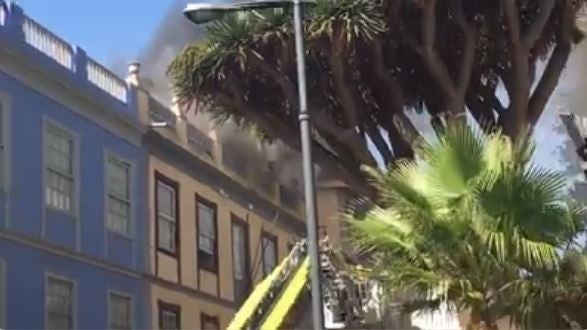 Contenido el incendio en el Ateneo de La Laguna, cuyo techo se ha derrumbado Contenido el incendio en el Ateneo de La Laguna, cuyo techo se ha derrumbado