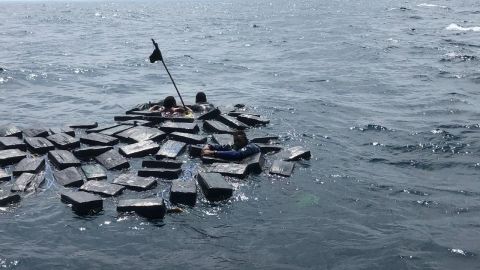 Los presuntos traficantes, agarrados a los paquetes con cocaína Los presuntos traficantes, agarrados a los paquetes con cocaína
