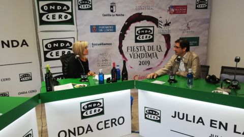 Julia Otero y Jos&eacute; Manuel Caballero durante la emisi&oacute;n del programa "Julia en la Onda"