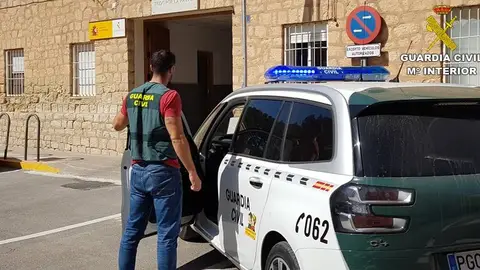 Un agente de la Guardia Civil. Un agente de la Guardia Civil.