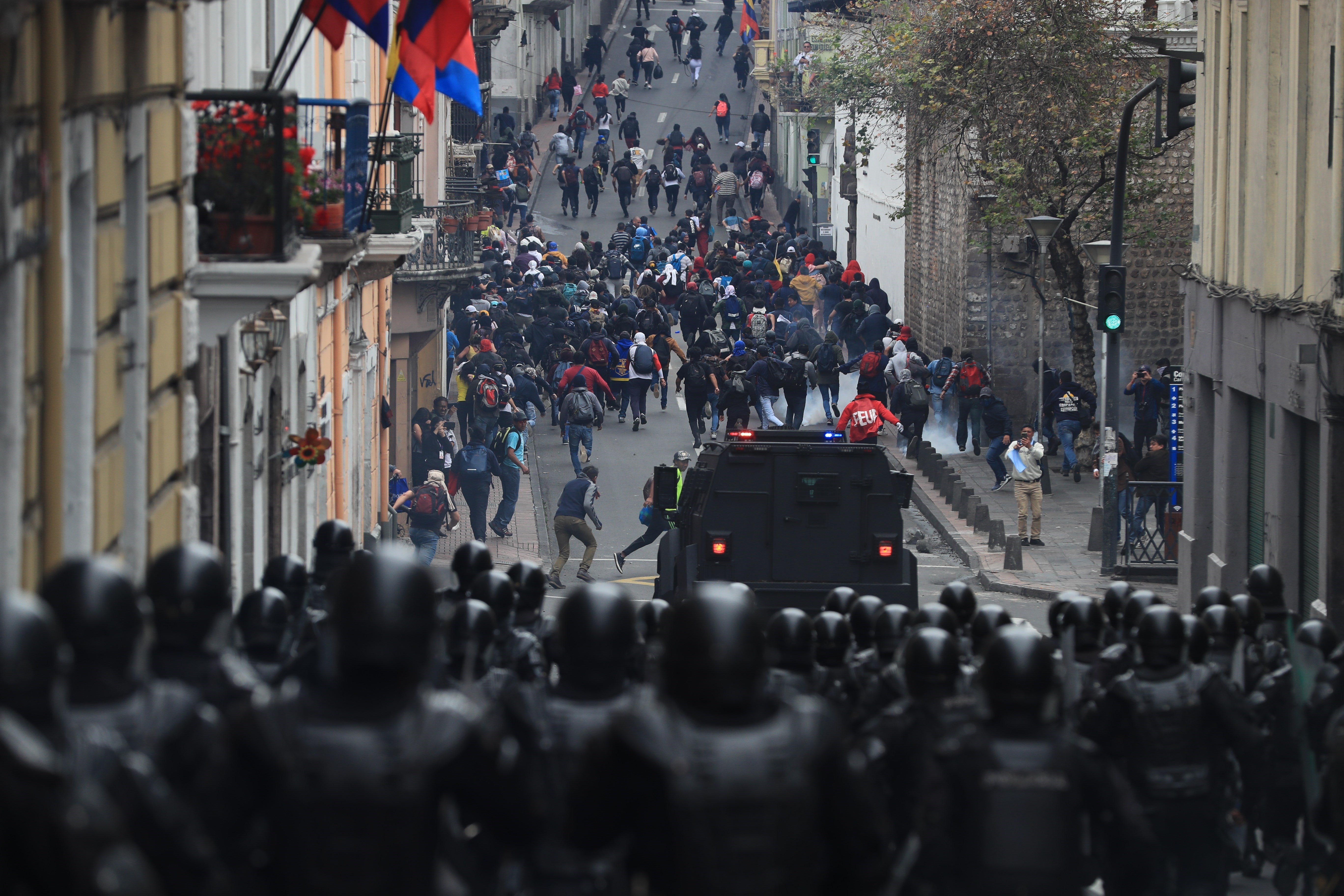 Ecuador decreta el estado de excepción por las protestas tras el aumento del precio de combustibles Ecuador decreta el estado de excepción por las protestas tras el aumento del precio de combustibles