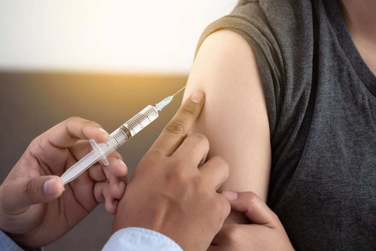 Galicia, País Vasco y Navarra inician la campaña de vacunación de la gripe Galicia, País Vasco y Navarra inician la campaña de vacunación de la gripe
