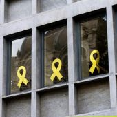 Retiran los lazos amarillos de los edificios de la Generalitat