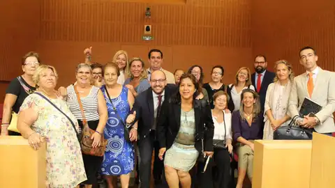 El alcalde de El Puerto, con las vecinas de Los Milagros El alcalde de El Puerto, con las vecinas de Los Milagros