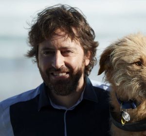 Daniel Sánchez Arévalo posa con el perro 'Oveja' en el photocall del Festival de San Sebastián Daniel Sánchez Arévalo posa con el perro 'Oveja' en el photocall del Festival de San Sebastián