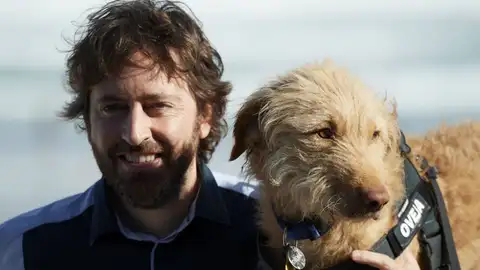 Daniel Sánchez Arévalo posa con el perro 'Oveja' en el photocall del Festival de San Sebastián El director presentó 'Diecisiete' en la sección oficial de la muestra, fuera de concurso