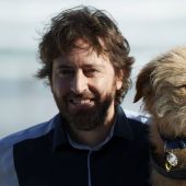 Daniel Sánchez Arévalo posa con el perro 'Oveja' en el photocall del Festival de San Sebastián