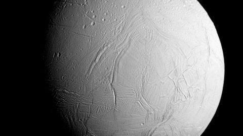 Enc&eacute;lado, el sexto sat&eacute;lite m&aacute;s grande de Saturno