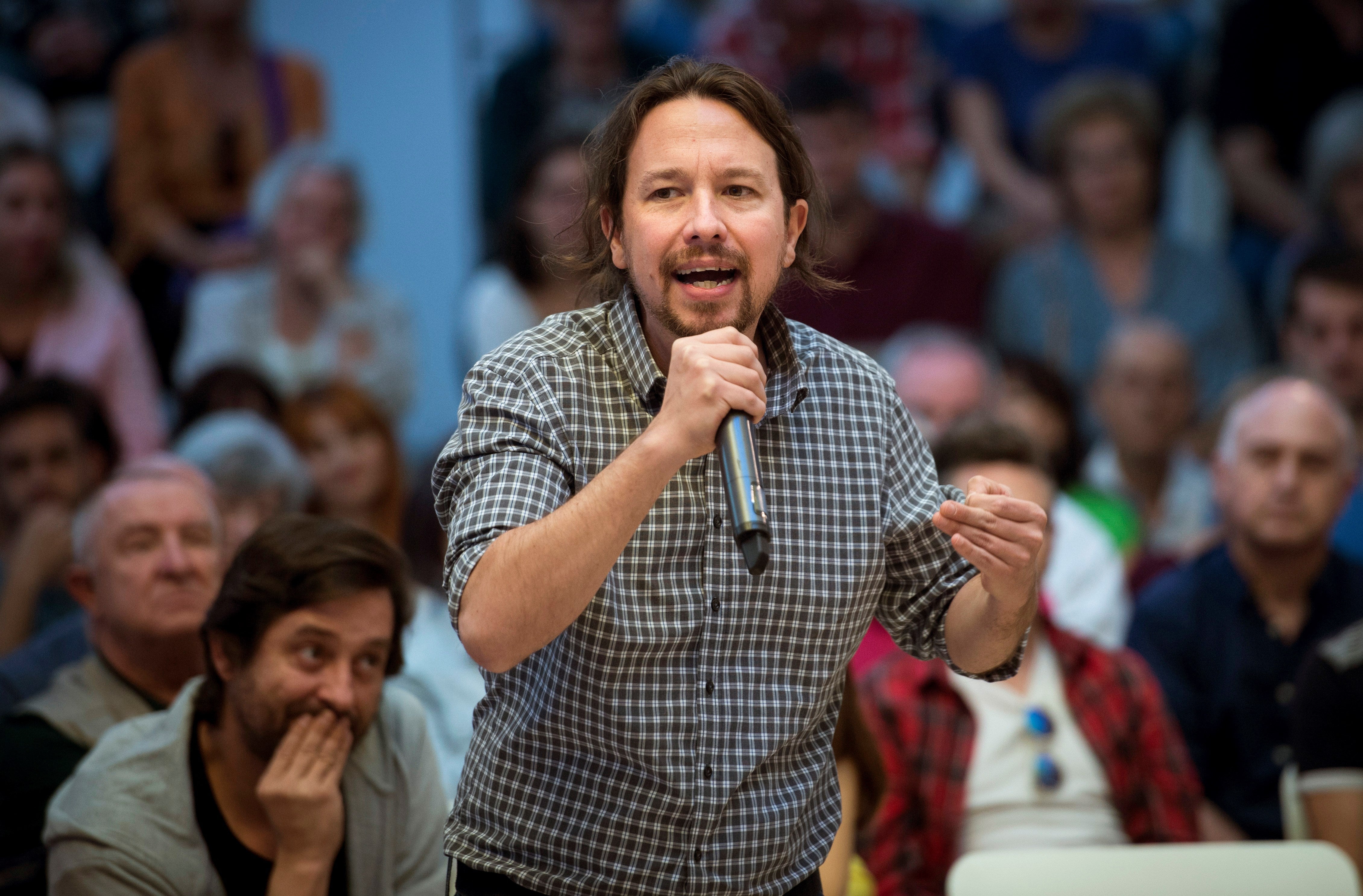 Iglesias reta a Sánchez a comprometerse a no pactar su investidura con el Partido Popular Iglesias reta a Sánchez a comprometerse a no pactar su investidura con el Partido Popular