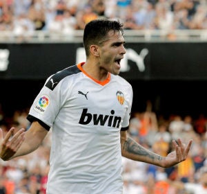 Maxi Gómez celebra un gol con el Valencia Maxi Gómez celebra un gol con el Valencia