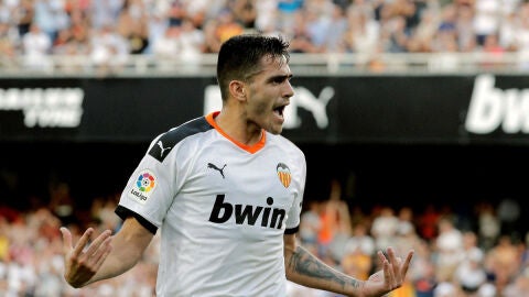 Maxi G&oacute;mez celebra un gol con el Valencia