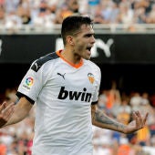 Maxi Gómez celebra un gol con el Valencia