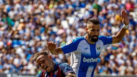 Siovas y Roger Mart&iacute;n en la acci&oacute;n pol&eacute;mica del penalti